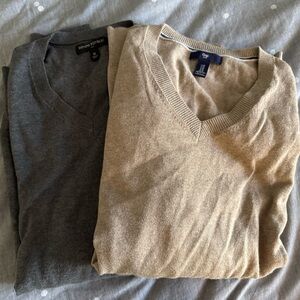 Banana Republic Men's V-Neck Sweaters - Gray and Tan medium